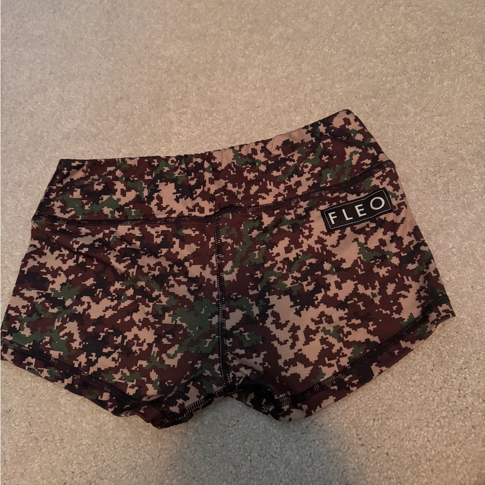 Original cut fleo shorts. Digit camo